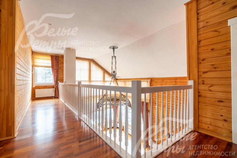 Белая балюстрада в тон потолков на втором этаже основного дома