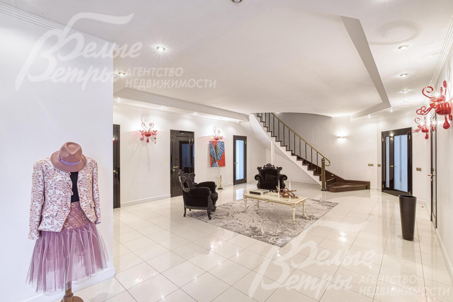 В доме установлены межкомнатные двери из массива дуба с лаковым покрытием