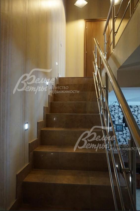 Лестничный марш с дополнительным освещением