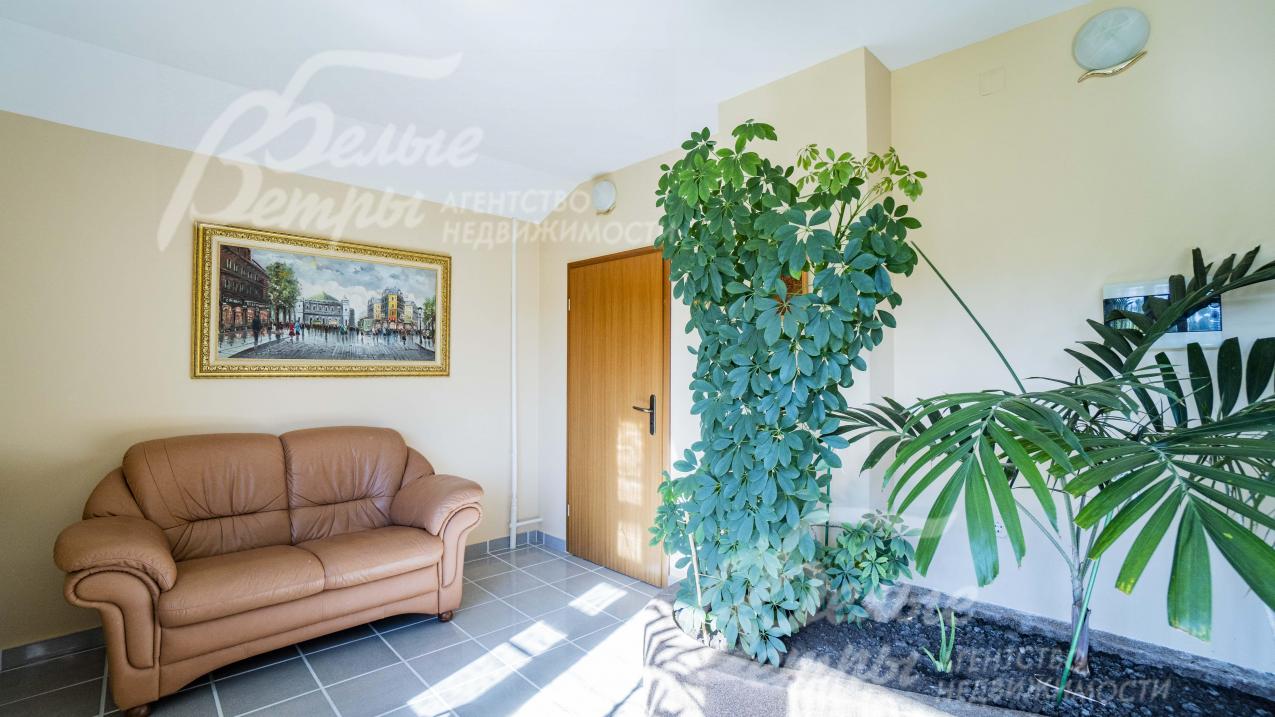 Живые растения в холле второго этажа