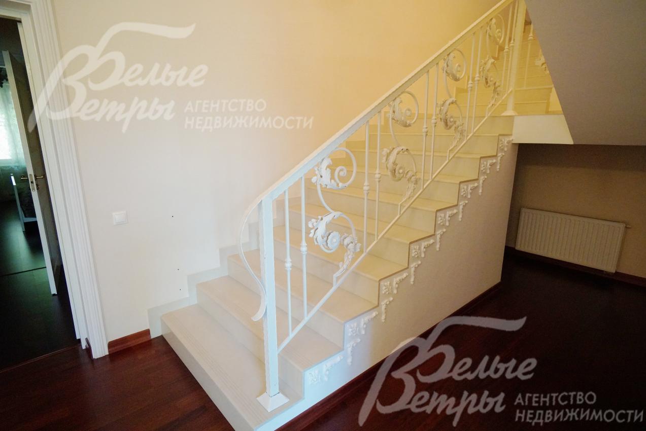 Железобетонная лестница с мраморными ступенями и коваными перилами