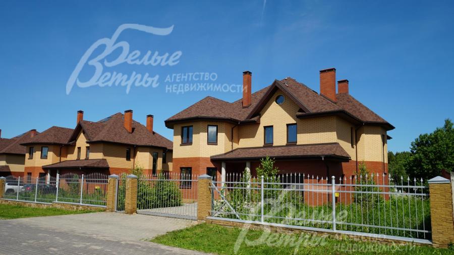 Участок огорожен забором