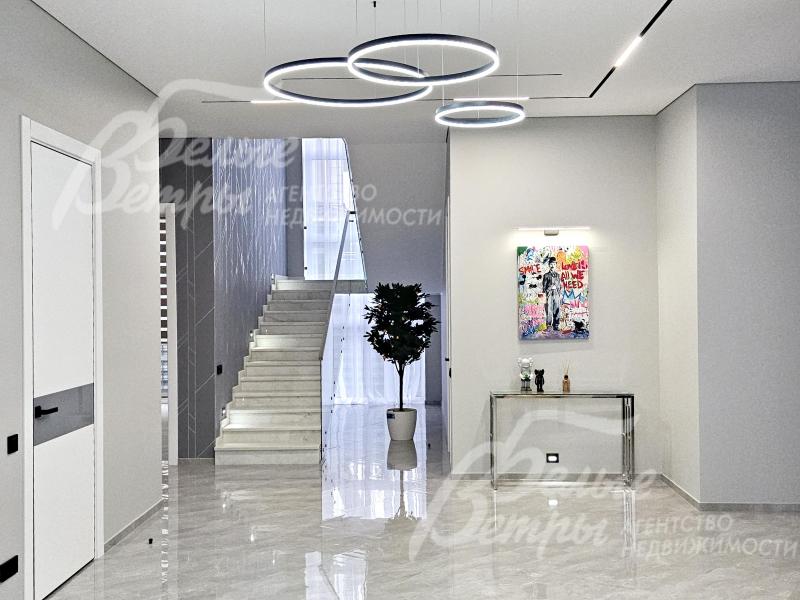 Выразительность интерьеру придают элементы декора, дополненные световым дизайном: люстры, точечные и трековые системы с осветительными приборами от ведущих производителей из каталогов 2024-2025 гг.