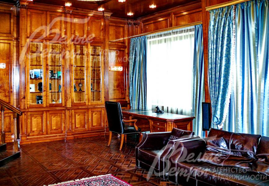 Кинотеатр  отделан натуральным деревом (Дуб, Вишня) на заказ привезенным из Италии. Что дает качественный звук в внутри помещения при этом полностью глушит его вне комнаты