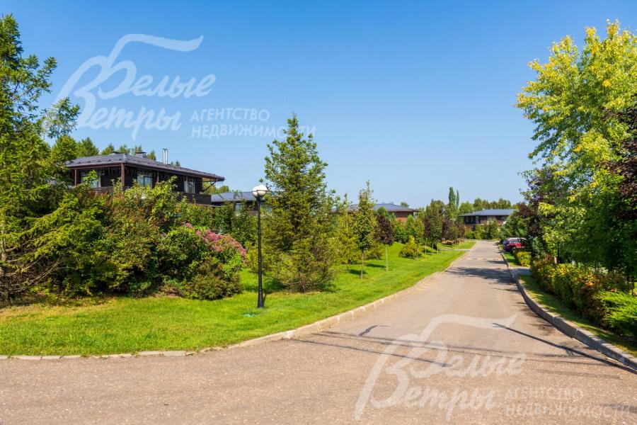 Широкие, асфальтированные и освещенные дороги в поселке Варварино Эко