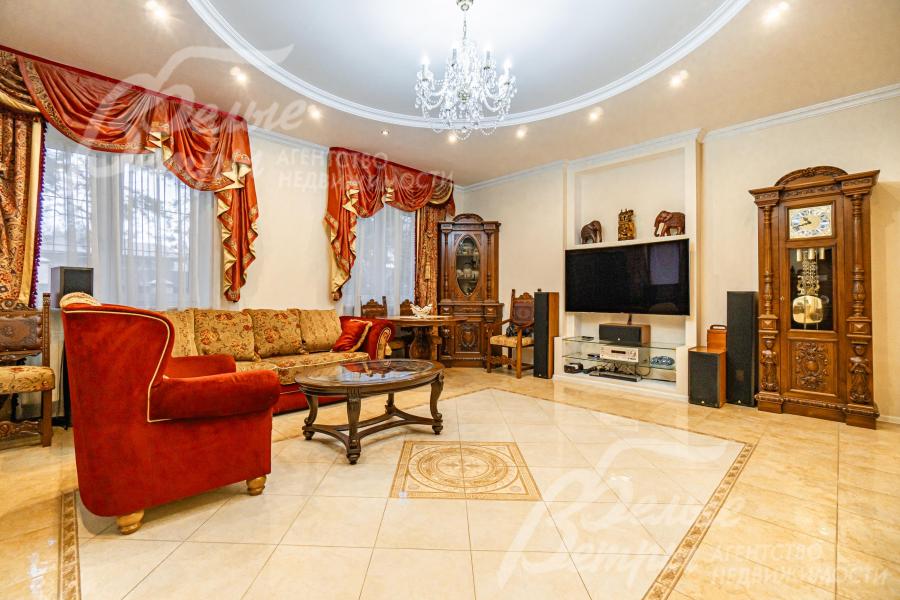 Гостиная 34 кв.м с камином. На полу дорогая плитка Versace