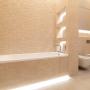 Один из санузлов - с ванной и душевой, отделка - плиткой Porcelanosa