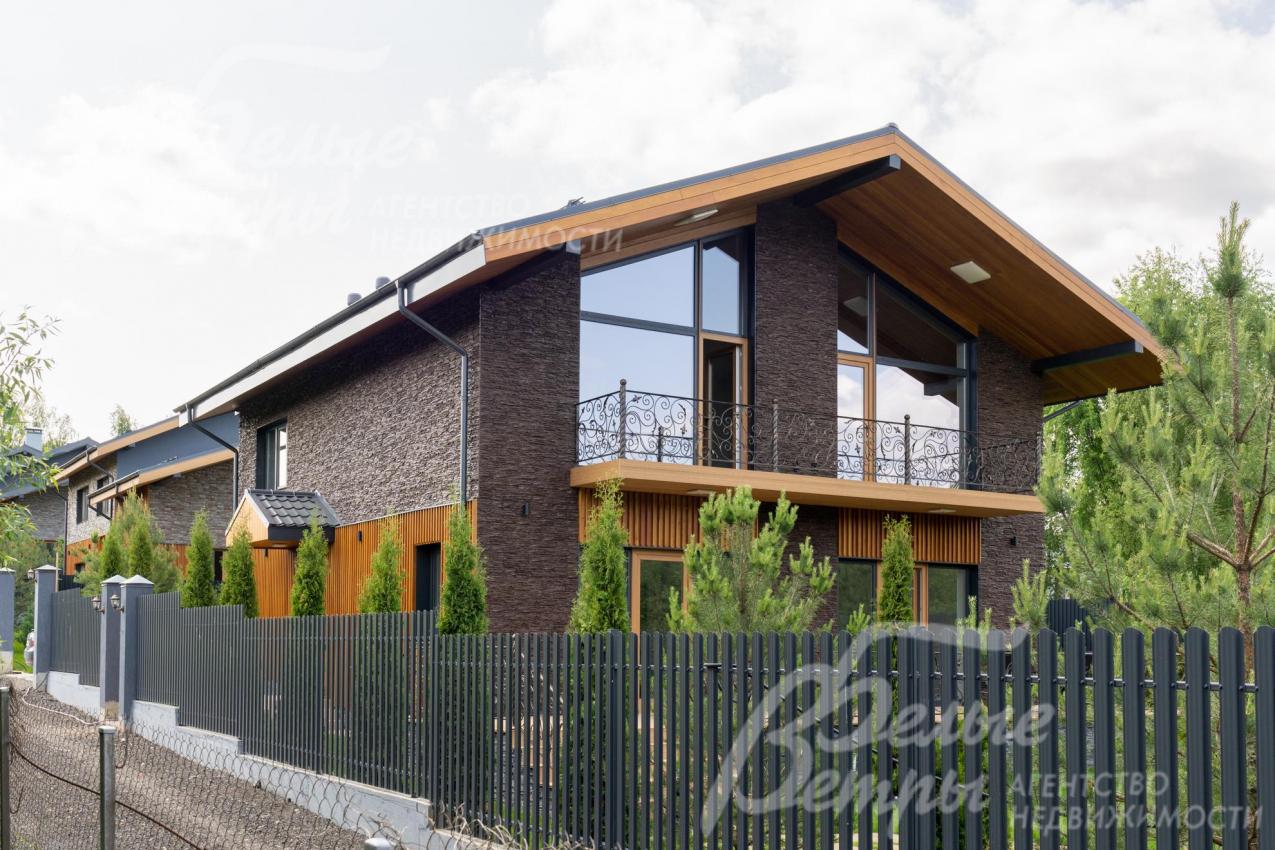 Участок огорожен металлическим забором на бетонном основании