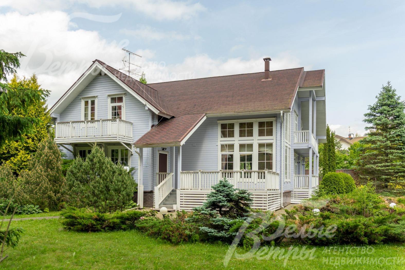 Выход с террасы на красивый уютный участок. 