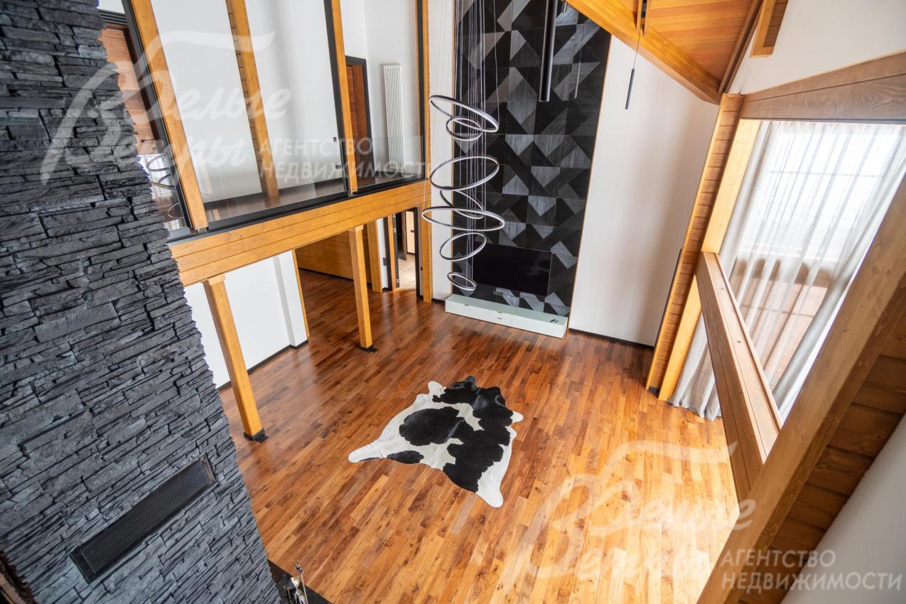 Вид на гостиную второго этажа. Благодаря большой площади остекления помещения в доме наполнены мягким естественным светом