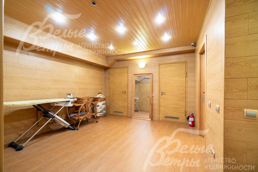 На цокольном этаже - множество кладовых, большая гардеробная и постирочная