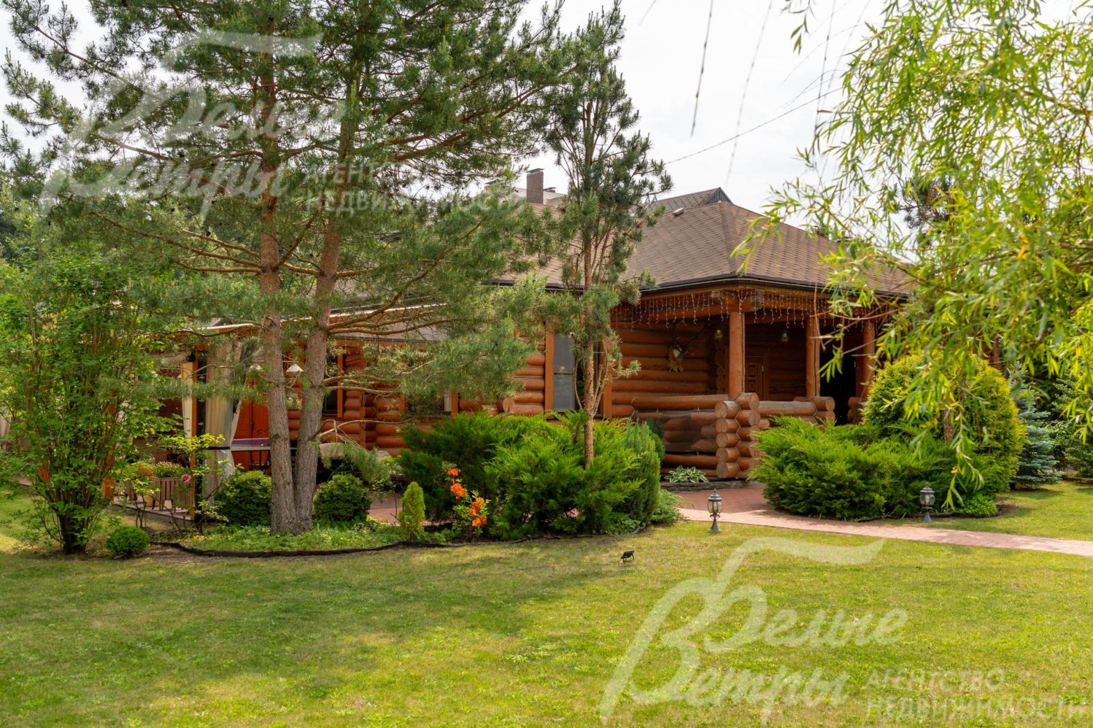 На участке построен гостевой дом 75 кв.м из рубленого бревна. 