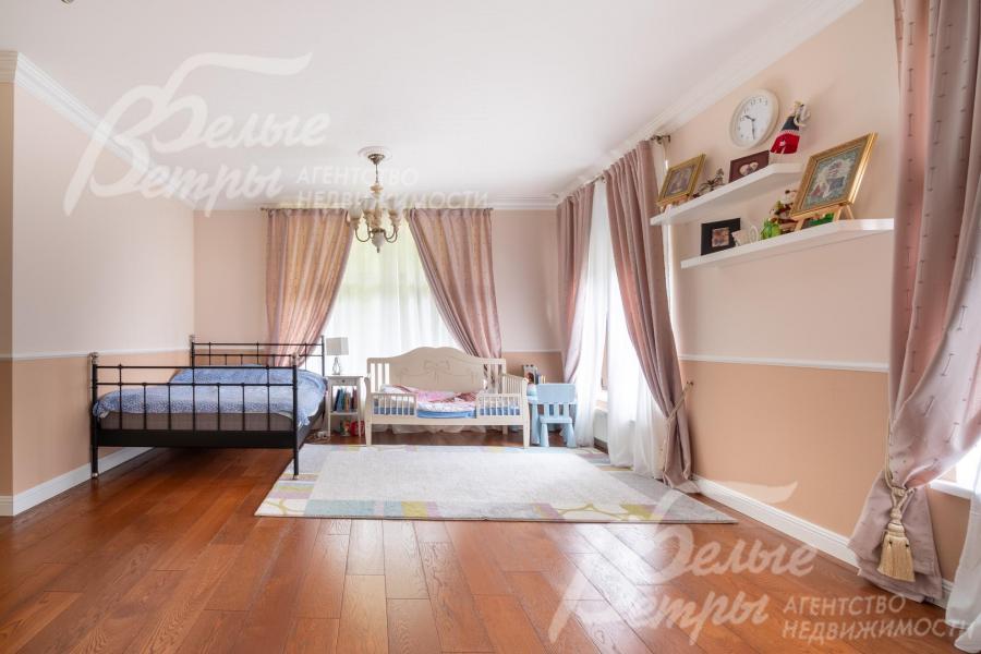 В детской - 3 больших окна и выход на лоджию