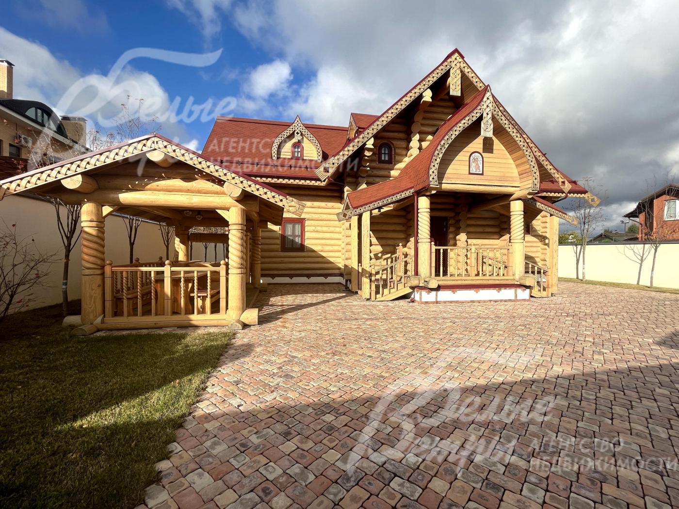 Рядом с домом построен бревенчатый колодец в русском стиле