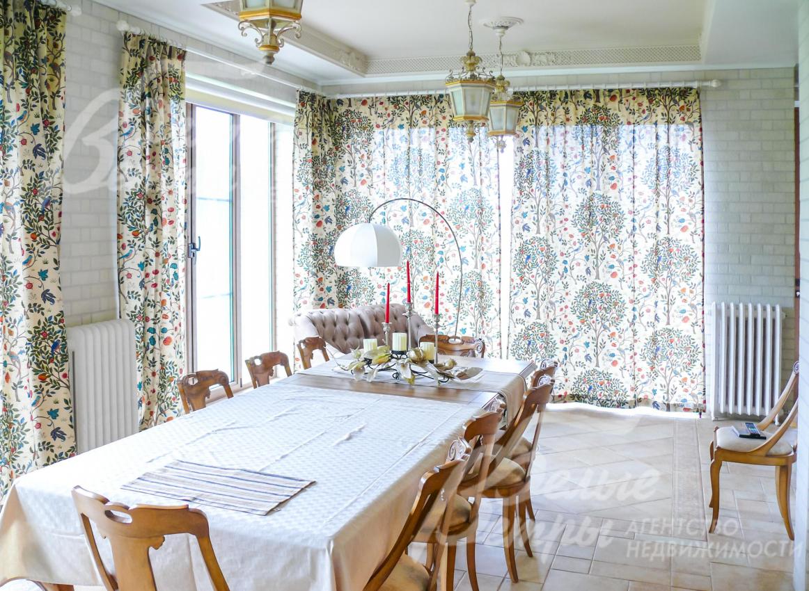 Столовая 33,9 кв.м с выходом на террасу.