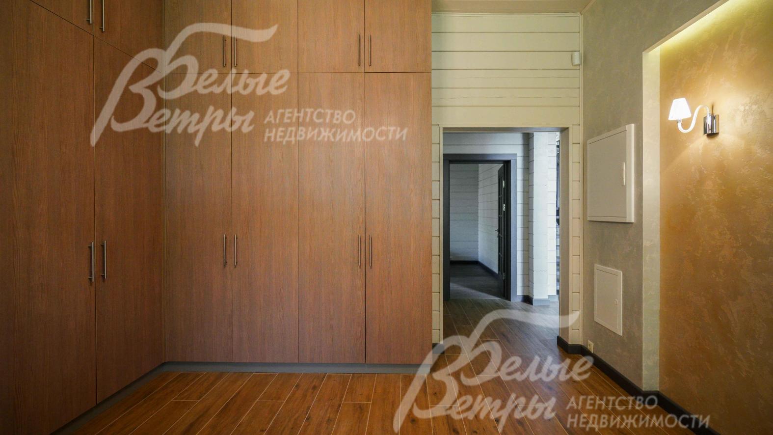 Холл-тамбур 17 кв.м с большим шкафом