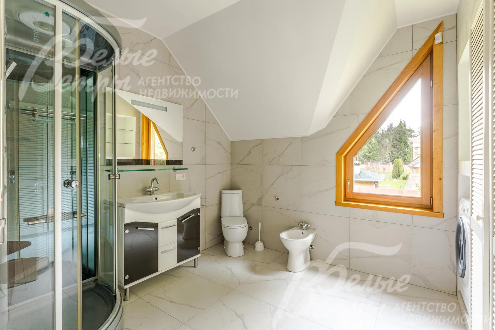 Санузел на втором этаже с окном, душевой, плиткой под мрамор с тёплым полом