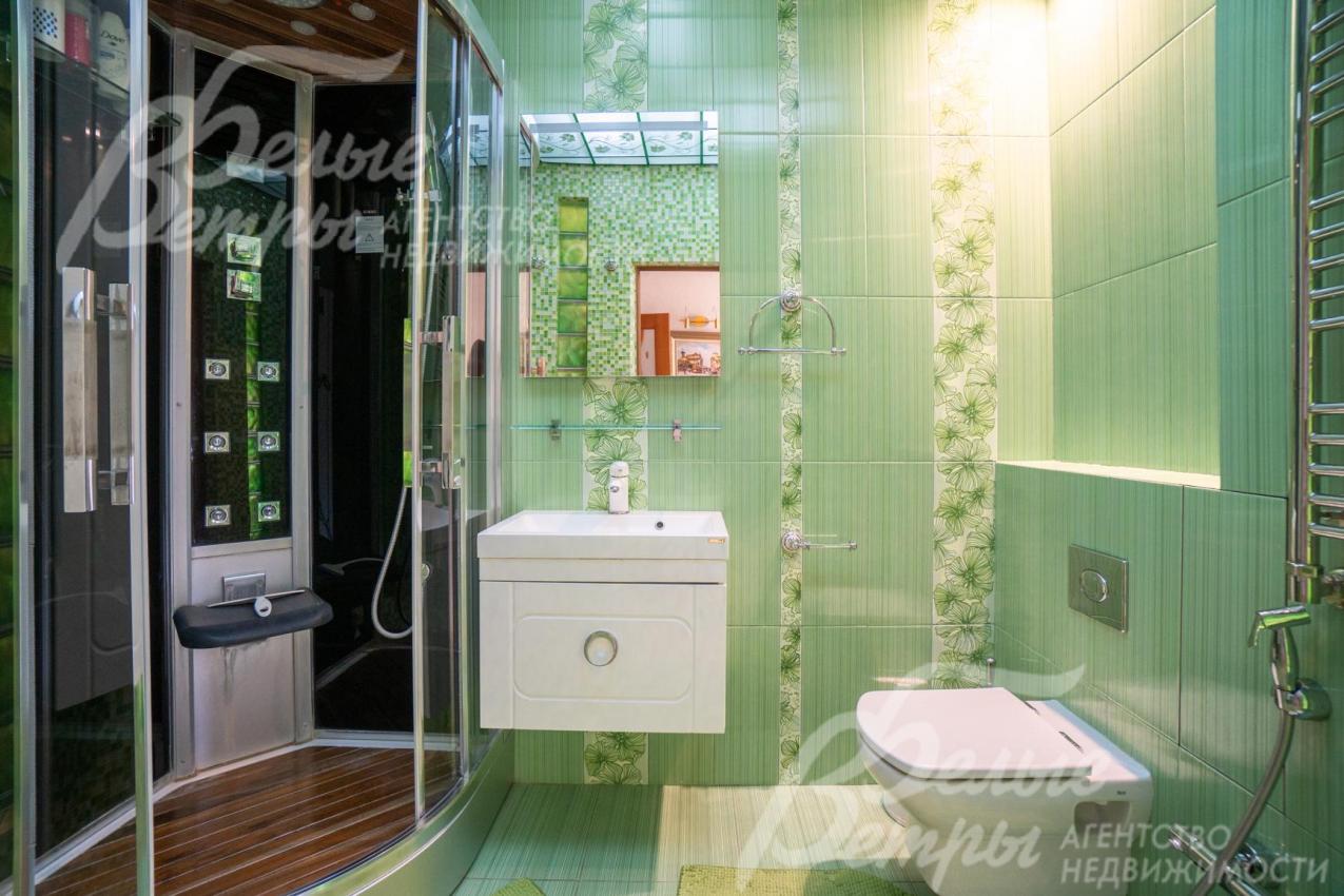 Санузел с душевой кабиной на втором этаже