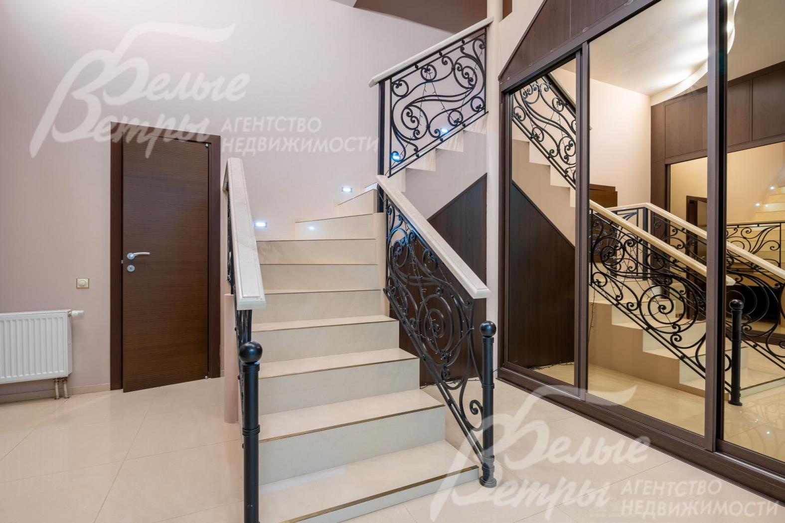 В доме - функциональный мансардный этаж. Рядом с лестницей - 2 встроенных шкафа. За лестницей - холодная кладовая