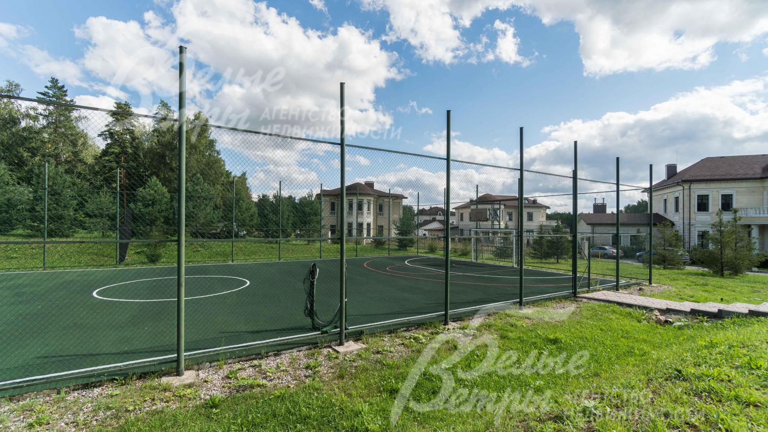 Спортивная многофункциональная площадка в поселке Идиллия