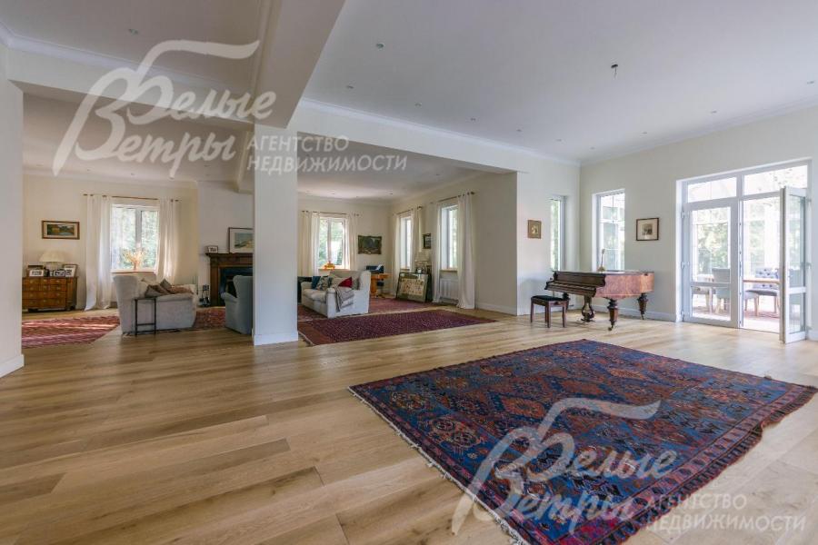 Большая гостиная с выходом на закрытую террасу.