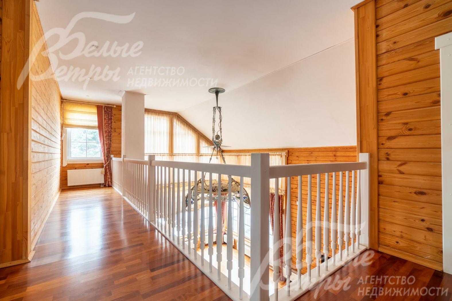 Белая балюстрада в тон потолков на втором этаже основного дома